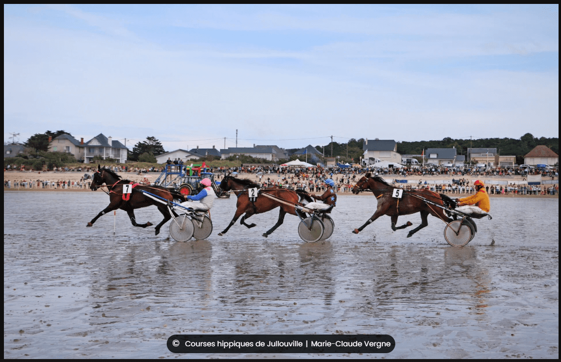 Chevaux passant devant public courses hippiques Jullouville