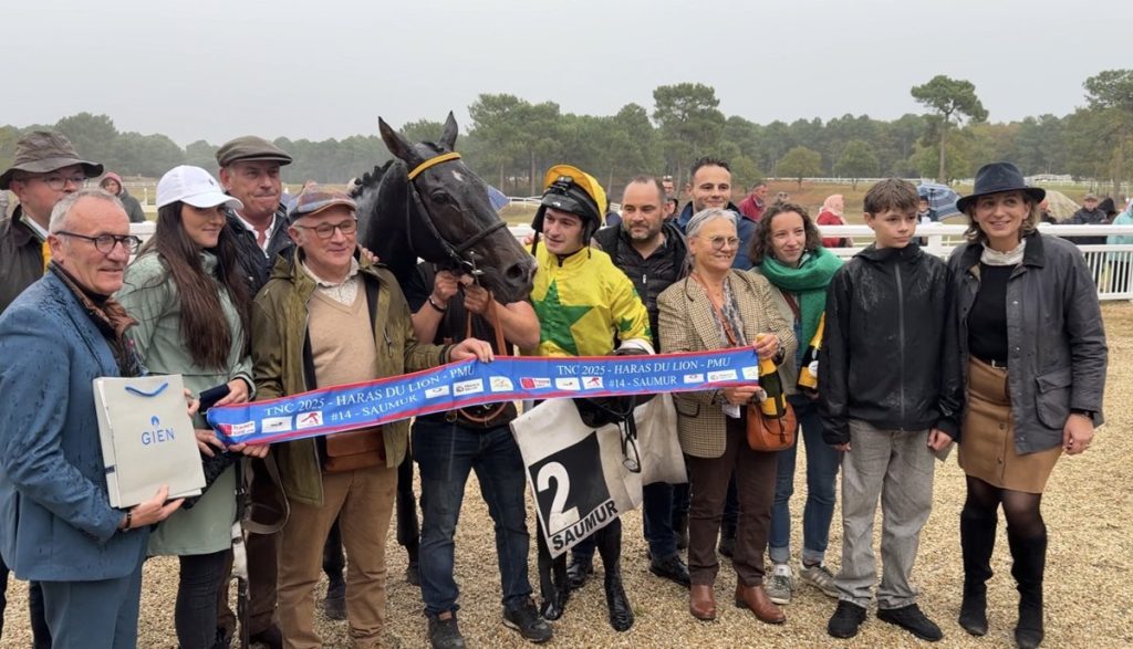Photo equipe vainqueur aux balance trophée national du cross Saumur