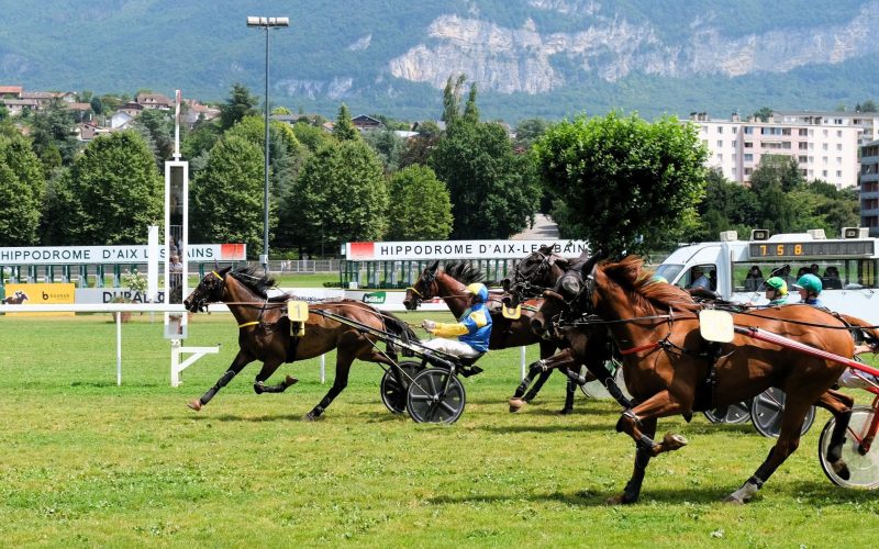 Poteau d'arrivée hippodrome aix les bains